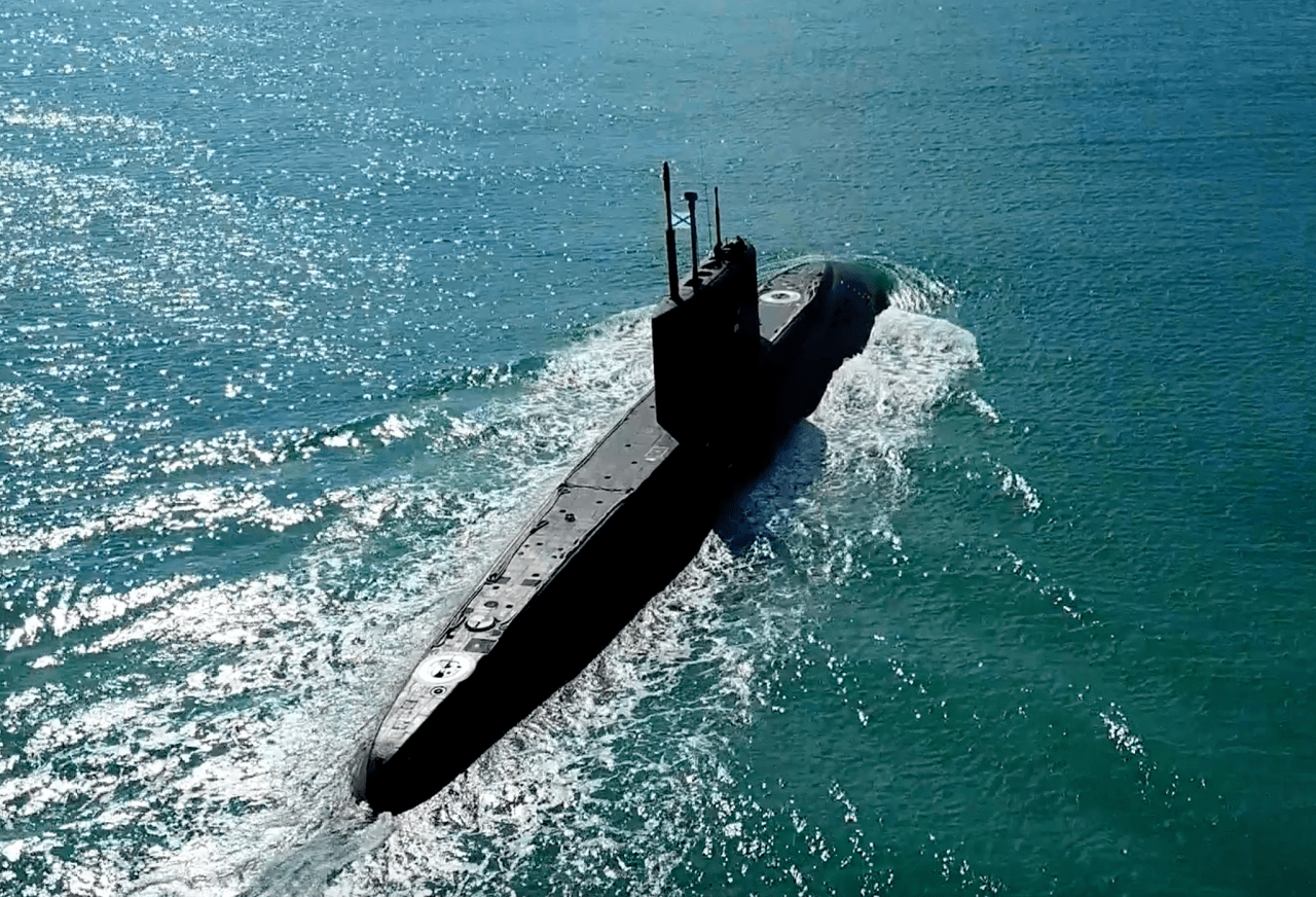 Submarine traveling at water surface with hydrocoustic technology